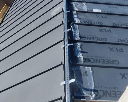 Couverture en joint-debout en acier PLX Noir